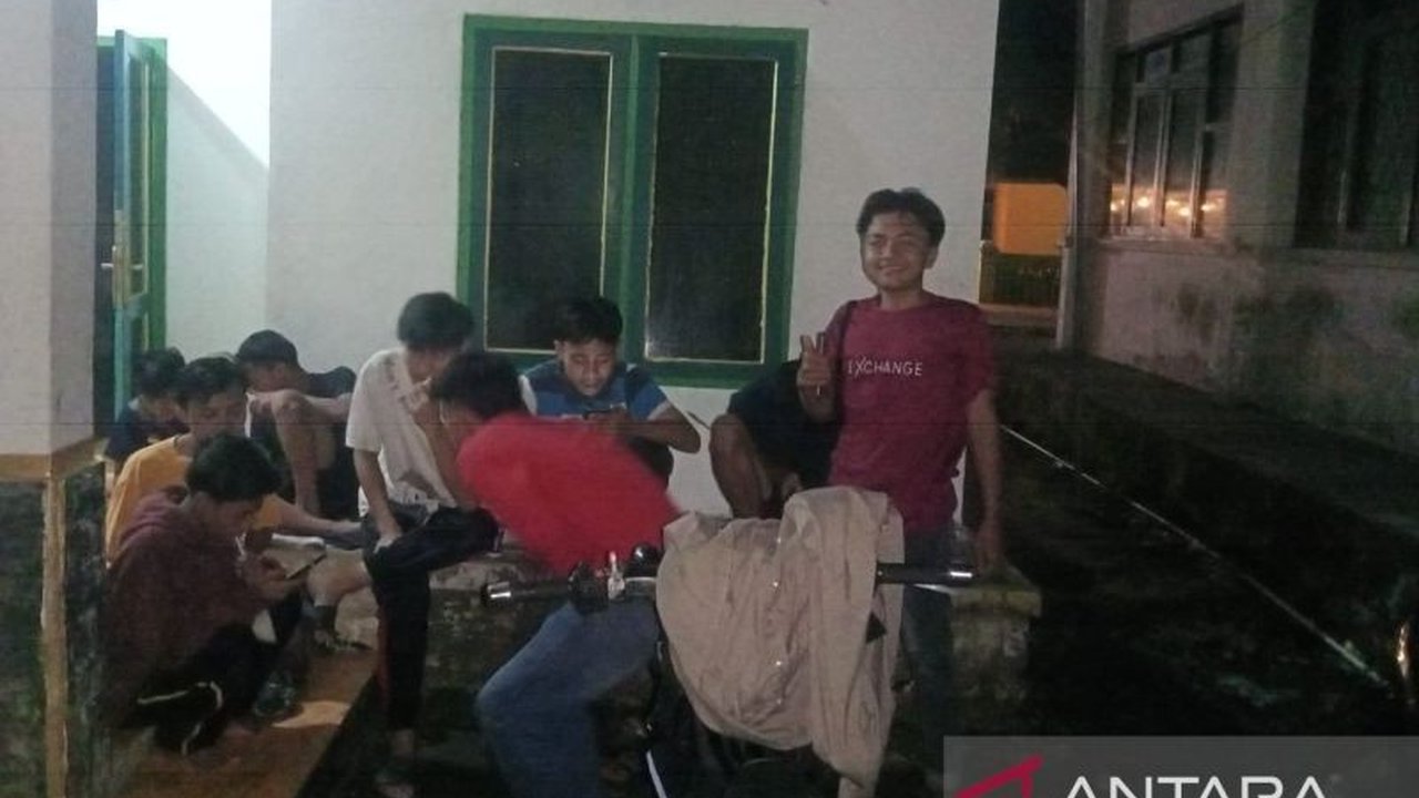 Gempa bumi berkekuatan 4,8 magnitudo yang berpusat di Sukabumi, Jawa Barat, terasa hingga Cianjur dan menyebabkan kepanikan warga meskipun kerusakan bangunan dilaporkan minim.