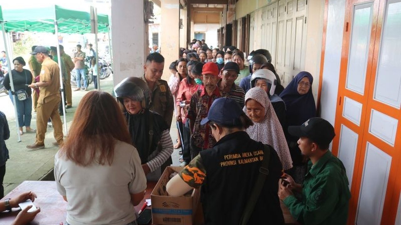 Pemerintah Provinsi Kalimantan Barat menggelar operasi pasar murah di Bengkayang untuk menekan inflasi dan memastikan ketersediaan sembako jelang Lebaran 2025.