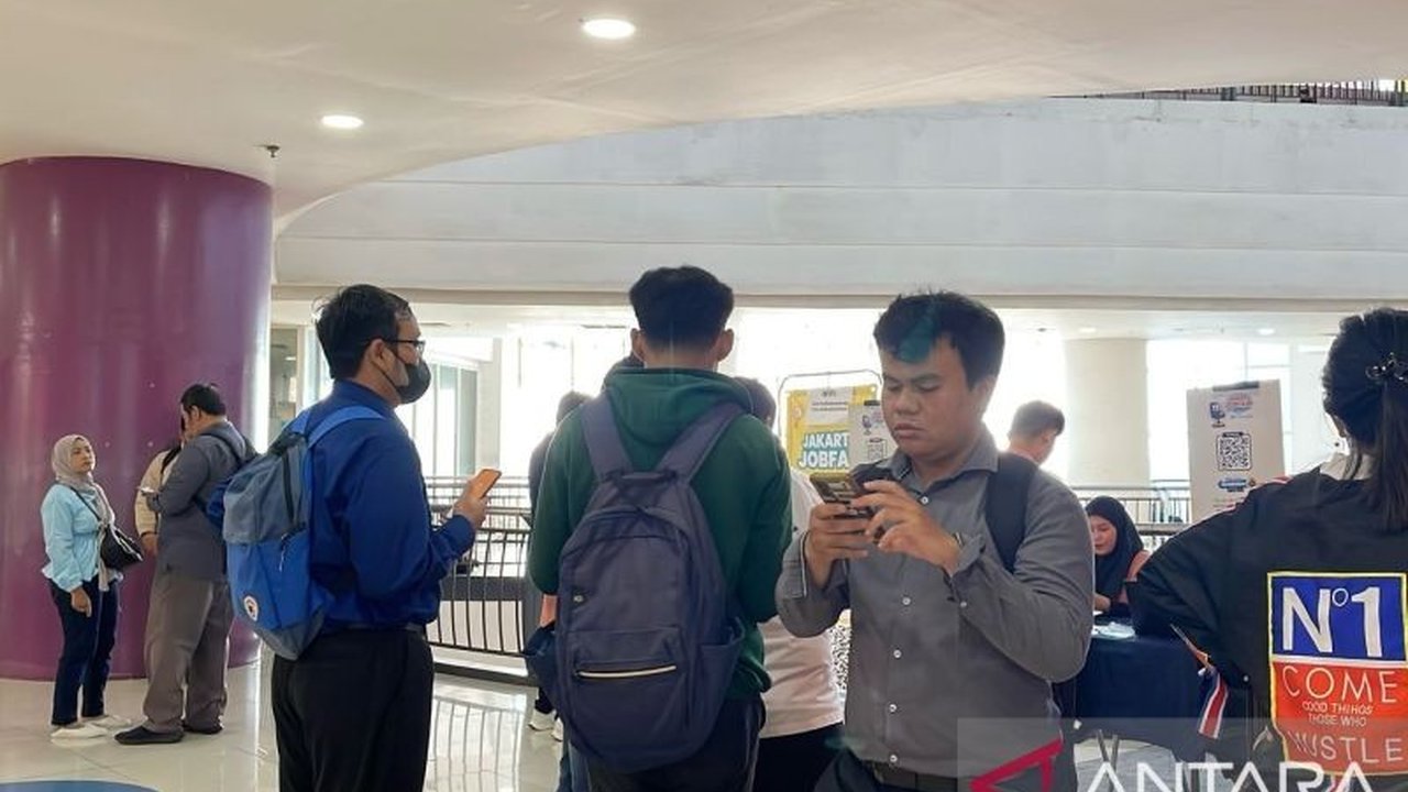 Kemnaker mengungkap dua tantangan utama pengangguran di Indonesia: otomatisasi industri dan rendahnya fleksibilitas pencari kerja, terutama generasi Z.