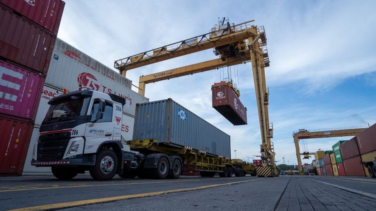 PT Terminal Petikemas Surabaya (TPS) menerapkan berbagai strategi untuk menghadapi lonjakan aktivitas selama Lebaran, termasuk koordinasi dengan Bea Cukai dan operasional 24/7.