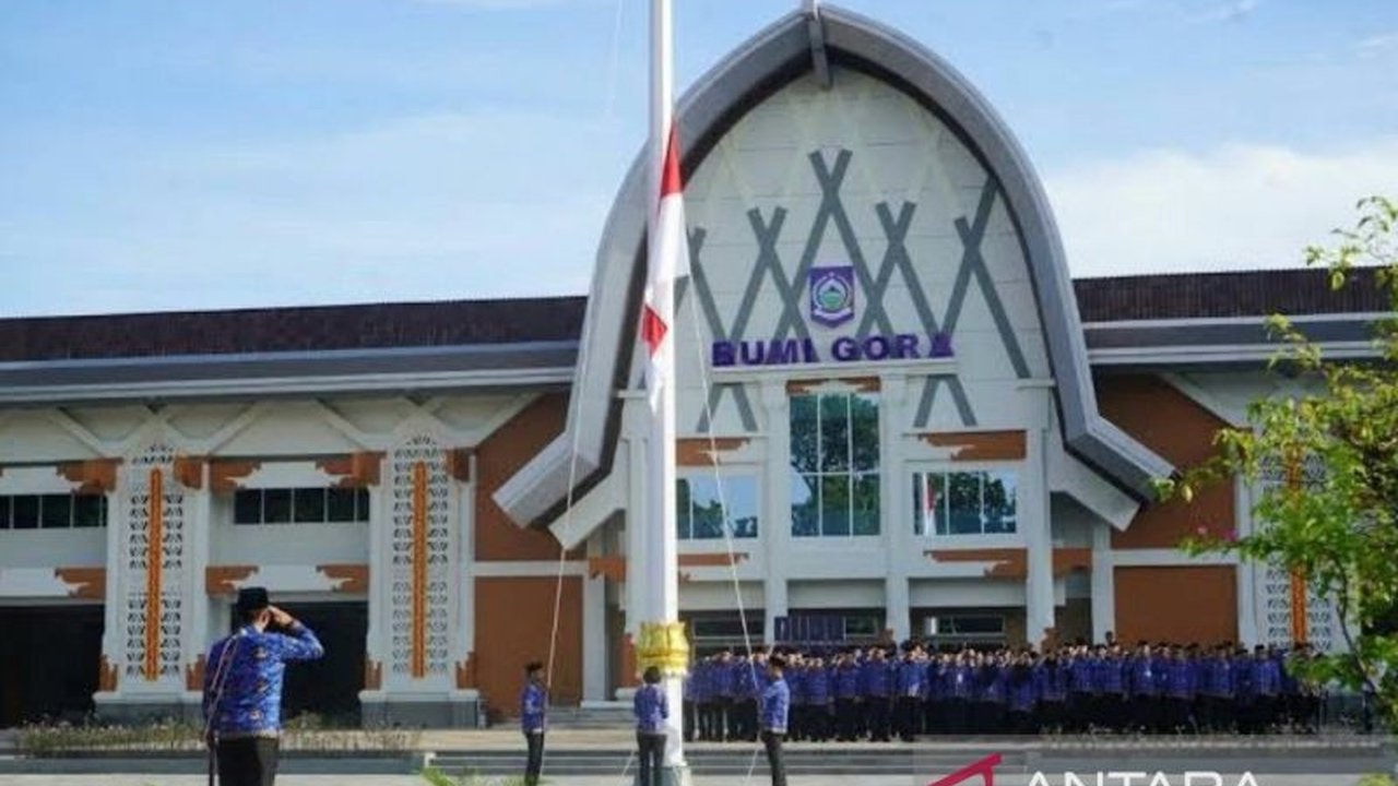 Pemerintah Provinsi Nusa Tenggara Barat (NTB) telah mengalokasikan anggaran Rp95 miliar untuk THR ASN dan Rp25 miliar untuk TPP bagi 12.108 ASN dan 6.795 PPPK, dengan pencairan paling lambat sebelum Lebaran 2025.