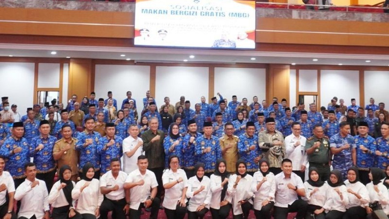 Program Makan Bergizi Gratis (MBG) berpotensi meningkatkan aggregate demand dan pertumbuhan ekonomi nasional, serta menciptakan lapangan kerja baru.