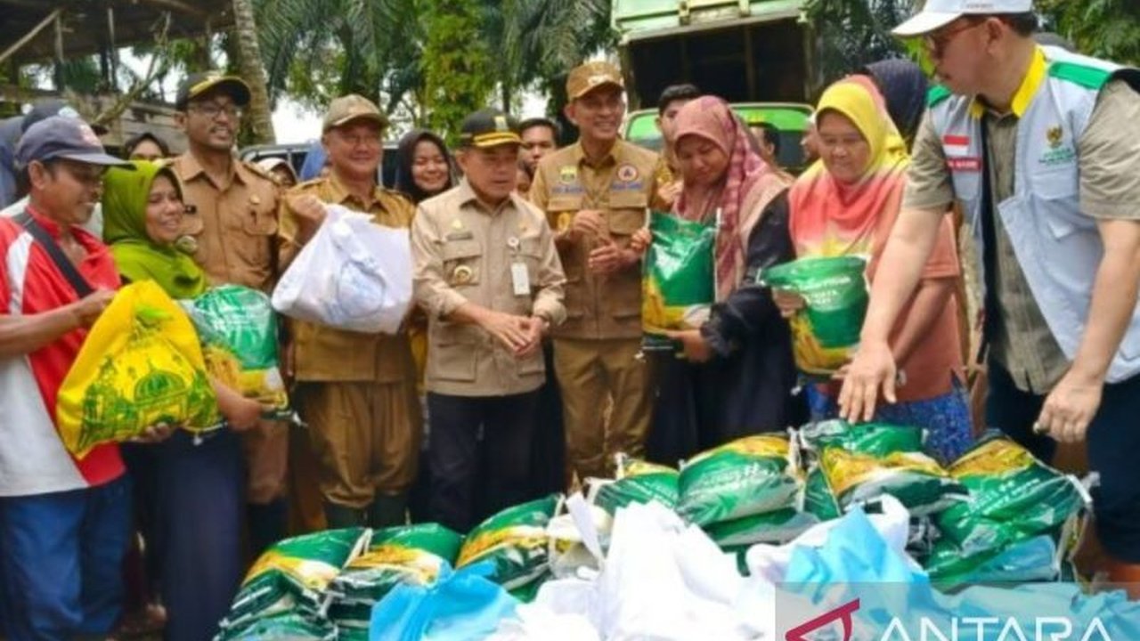 Gubernur Jambi Salurkan Bantuan untuk Korban Banjir Muaro Jambi