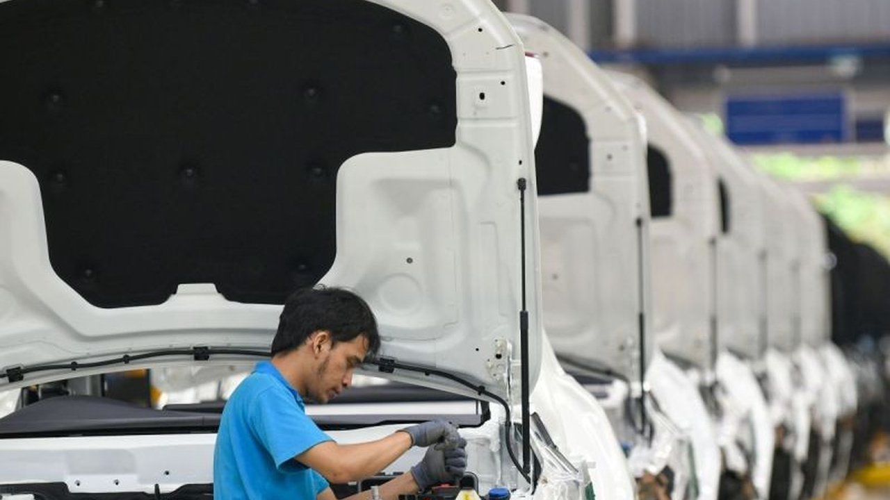 Menteri PPN/Kepala Bappenas optimis Indonesia dapat kembali ke jalur re-industrialisasi, meskipun masih menghadapi tantangan dalam sektor manufaktur.