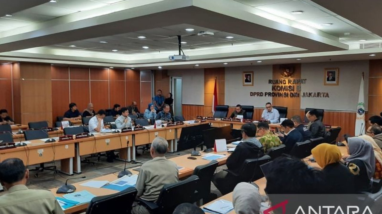 Pemprov DKI Jakarta menetapkan Pantai Indah Kapuk (PIK) sebagai lokasi pembangunan dermaga kapal wisata menuju Kepulauan Seribu untuk meningkatkan kunjungan wisatawan dan mengurangi kepadatan di pusat kota, ditargetkan rampung pada tahun 2027.