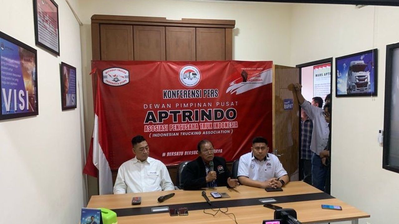 Asosiasi Pengusaha Truk Indonesia (Aptrindo) dan Asosiasi Depo Kontainer Indonesia (Asdeki) meminta pemerintah mengkaji ulang larangan operasional truk selama libur Lebaran 2025 yang dinilai merugikan perekonomian.