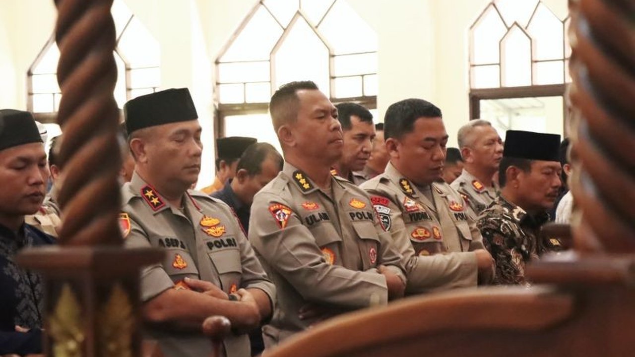 Polda Kepri dan jajarannya melaksanakan Salat Ghaib untuk mendoakan tiga personel Polri yang gugur saat menggerebek judi sabung ayam di Lampung, menunjukkan solidaritas dan penghormatan atas pengorbanan mereka.