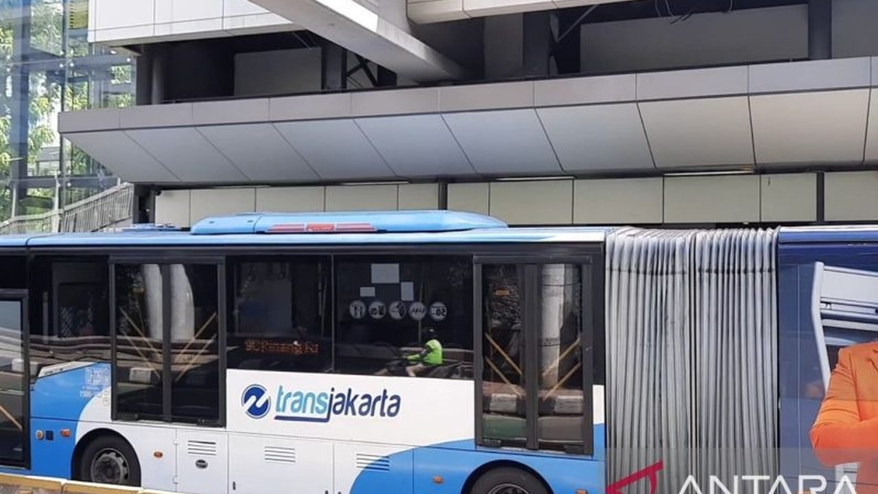 Pemerintah DKI Jakarta akan menambah 205 bus listrik Transjakarta pada 2025 dan 100 bus sedang tahun ini untuk meningkatkan layanan dan mengatasi kekurangan armada.