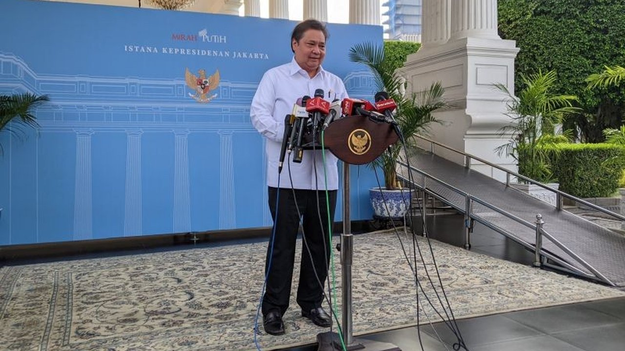 Menko Airlangga melaporkan perkembangan tiga Kawasan Ekonomi Khusus (KEK) di Batang, Nongsa, dan Singhasari kepada Presiden, mencakup kerja sama Indonesia-China dan rencana investasi besar.