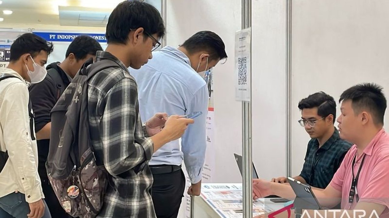 Bursa kerja di Tambora, Jakarta Barat, menawarkan 1.942 lowongan kerja dari 41 perusahaan berbagai bidang, menjadi angin segar bagi pencari kerja di Jakarta.