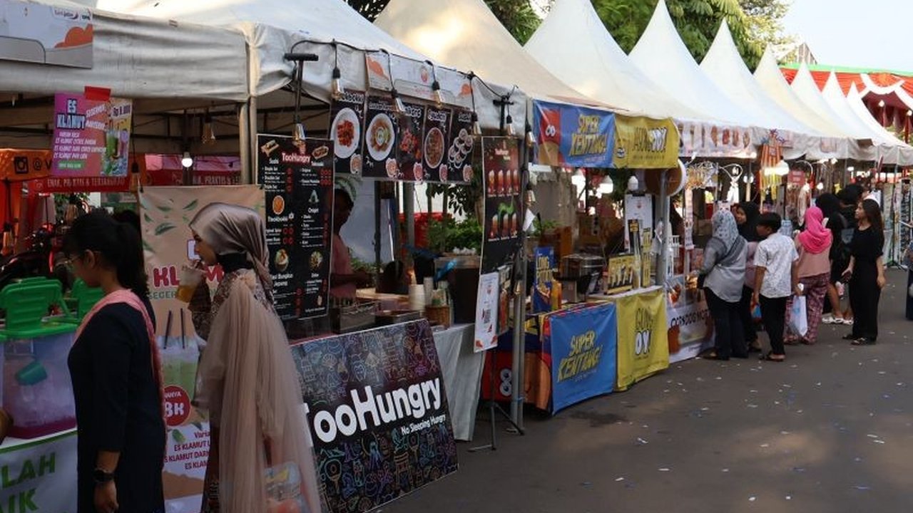 Pemerintah Kota Surabaya menggelar Ramadhan Vaganza 2025 untuk menggeliatkan perekonomian UKM melalui berbagai kegiatan menarik dan stan pelayanan publik.