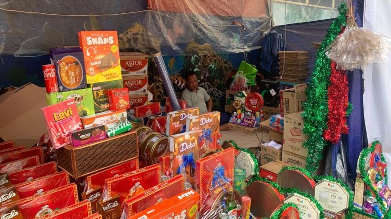 Menjelang Lebaran 2025, pedagang parsel di Pasar Kembang Cikini tetap optimis meskipun menghadapi persaingan bisnis online, dengan strategi adaptasi teknologi dan layanan unik.