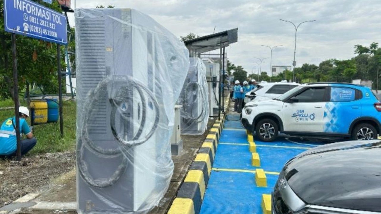 Tips aman dan hemat energi untuk perjalanan mudik lebaran menggunakan kendaraan listrik, termasuk strategi pengisian daya dan antisipasi peningkatan jumlah pengguna EV di tahun 2025.