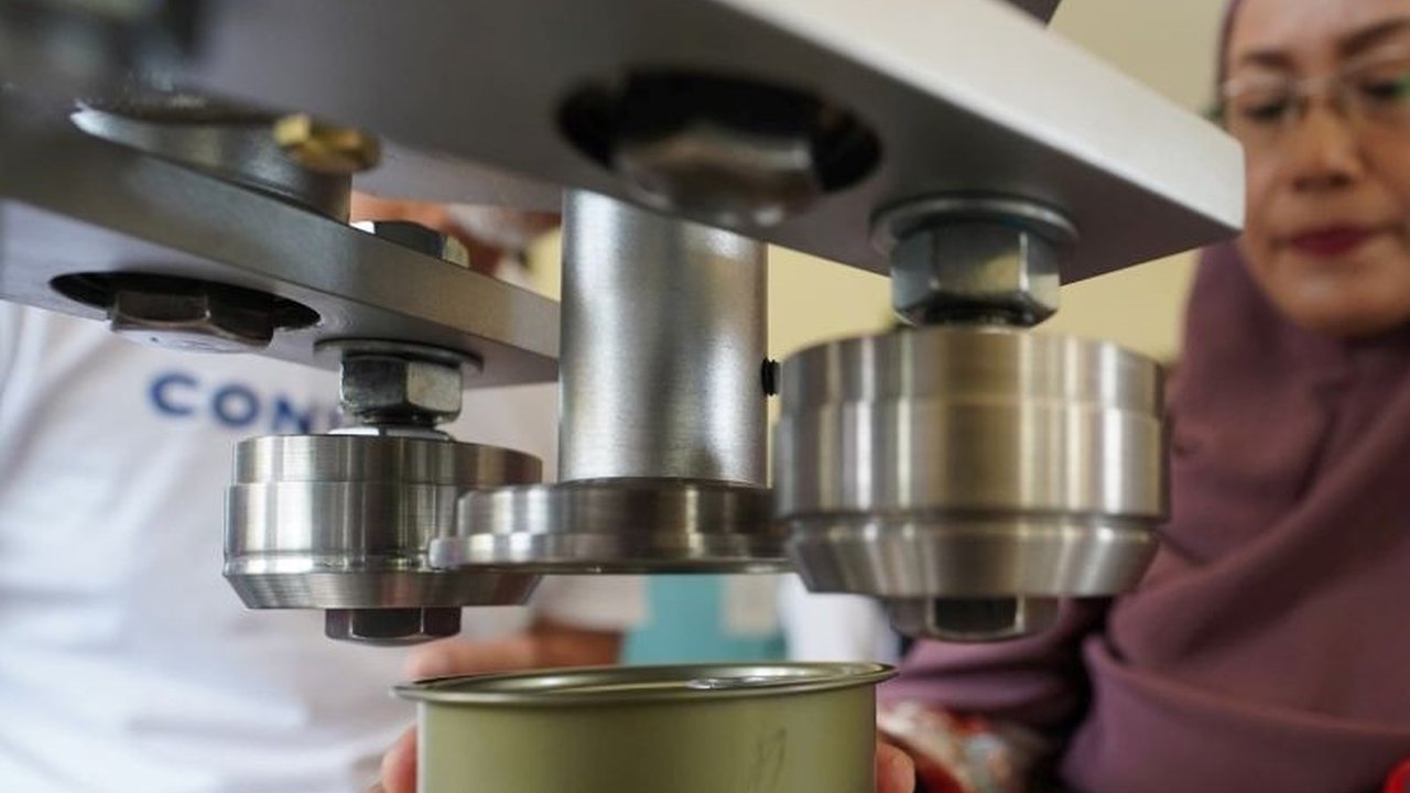 Dinas Ketahanan Pangan dan Pertanian Kota Madiun memfasilitasi UMKM dengan kemasan kaleng gratis dan pelatihan olahan ikan untuk meningkatkan nilai ekonomi produk lokal.