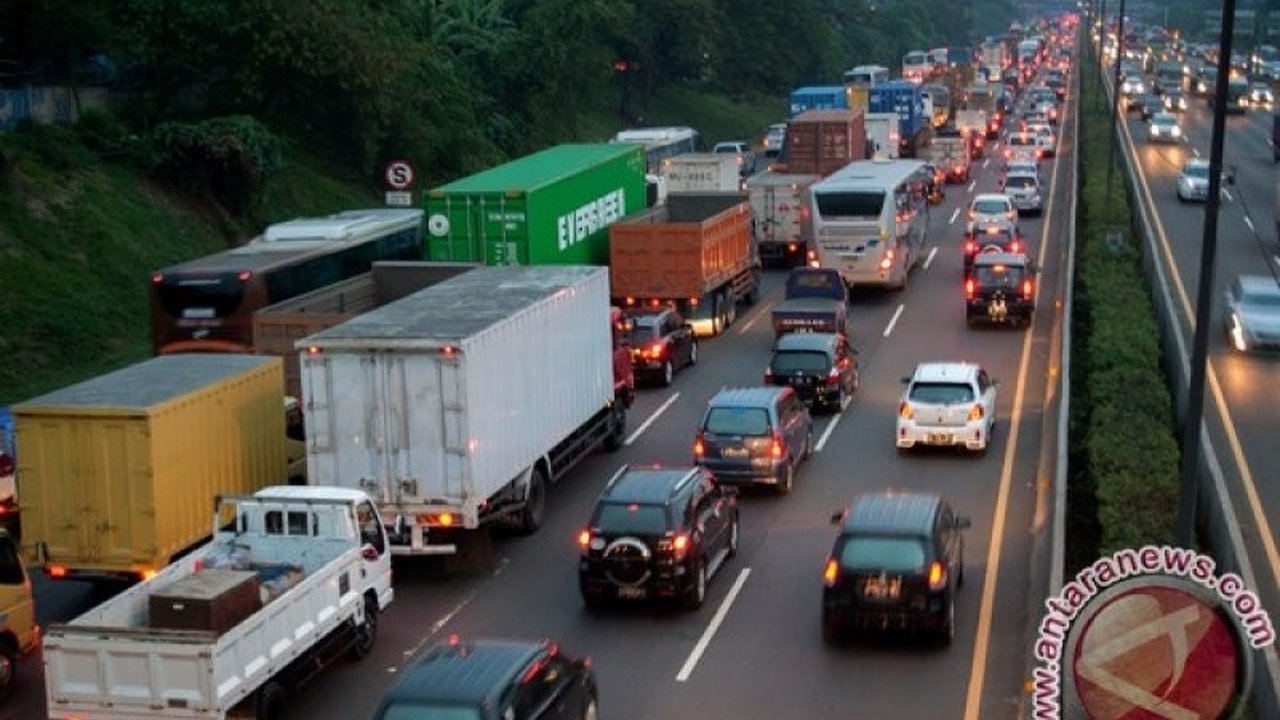 Pakar otomotif ITB bagikan tips hemat bahan bakar saat mudik Lebaran 2025, mulai dari perawatan kendaraan hingga strategi berkendara efisien untuk perjalanan lancar dan irit.