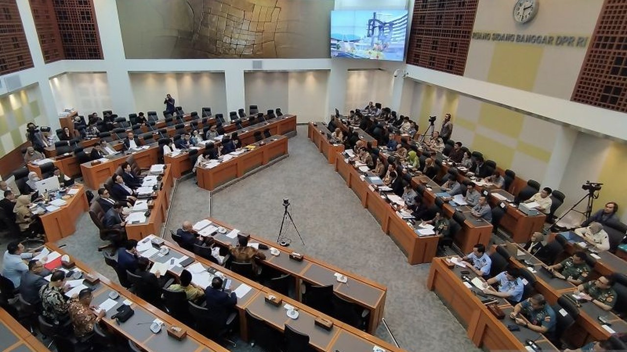 RUU TNI disetujui DPR untuk dibahas lebih lanjut dalam Rapat Paripurna, membuka jalan bagi perubahan aturan terkait posisi TNI, usia pensiun, dan peran sipil personel aktif.