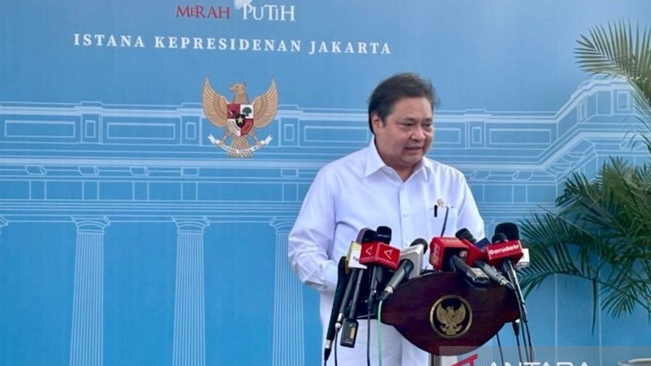 Presiden Prabowo Subianto menginstruksikan peningkatan penyaluran KUR pada sektor produktif seperti pertanian dan perikanan, bukan hanya perdagangan dan jasa, serta revisi Keppres terkait.