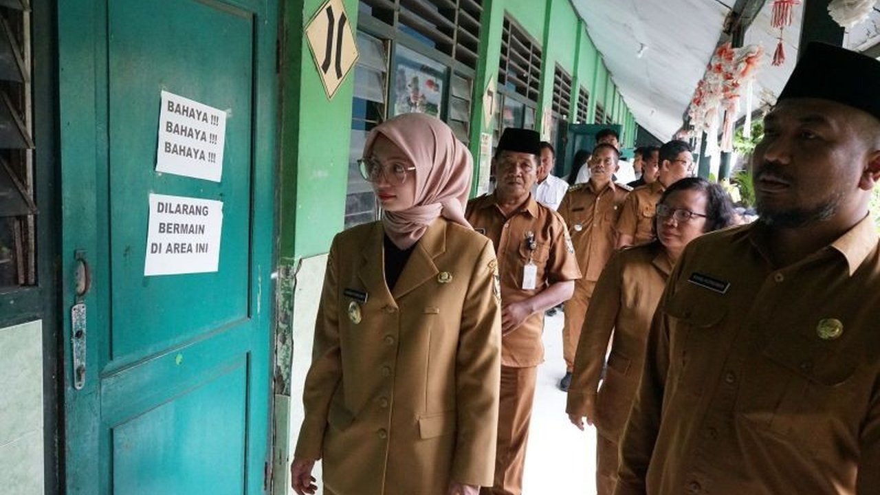 Wali Kota Kediri, Vinanda Prameswati, memprioritaskan perbaikan sekolah rusak, terutama SDN Setono Pande yang kondisinya memprihatinkan dan segera dilakukan perbaikan agar siswa nyaman belajar.