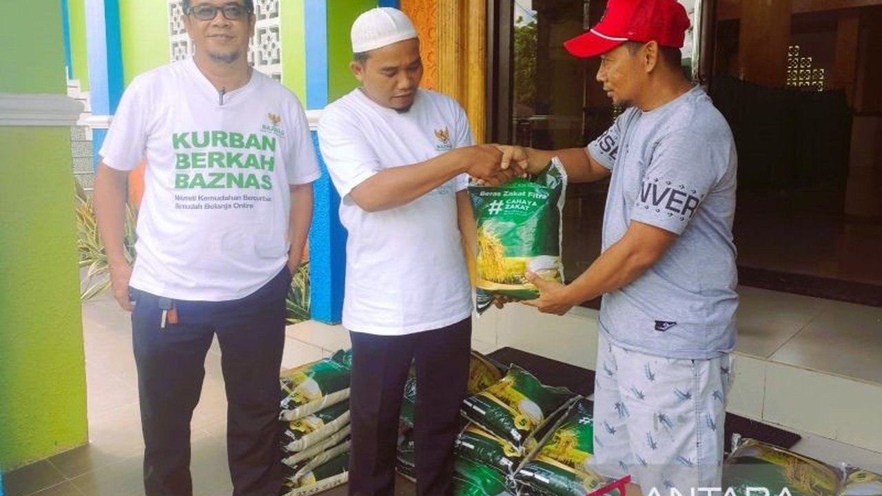 Baznas Papua Barat menyalurkan 5.200 sak beras zakat fitrah seberat 5 kg per sak ke sembilan wilayah di Provinsi Papua Barat dan Papua Barat Daya, dengan penyaluran melalui UPZ di masjid-masjid setempat.