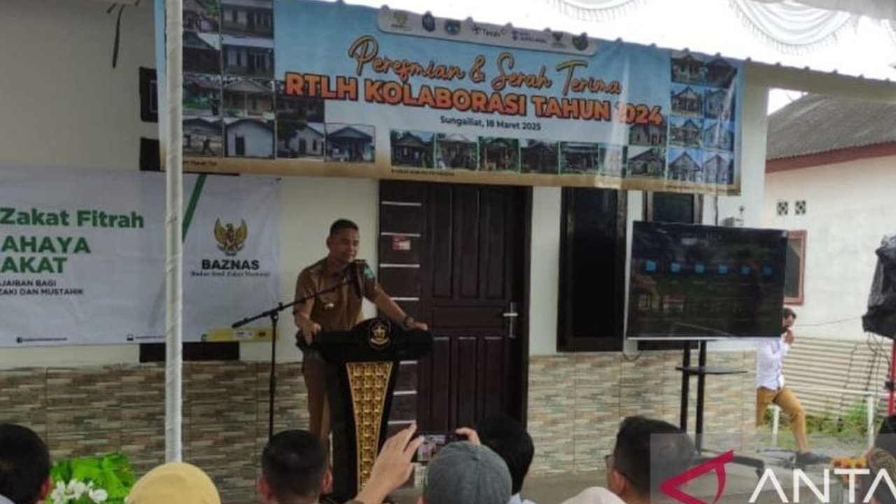 Penjabat Bupati Bangka, Isnaini, meresmikan 14 unit rumah tidak layak huni yang telah direnovasi berkat sinergi pemerintah daerah dan perusahaan swasta, sebagai upaya meningkatkan kesejahteraan masyarakat.