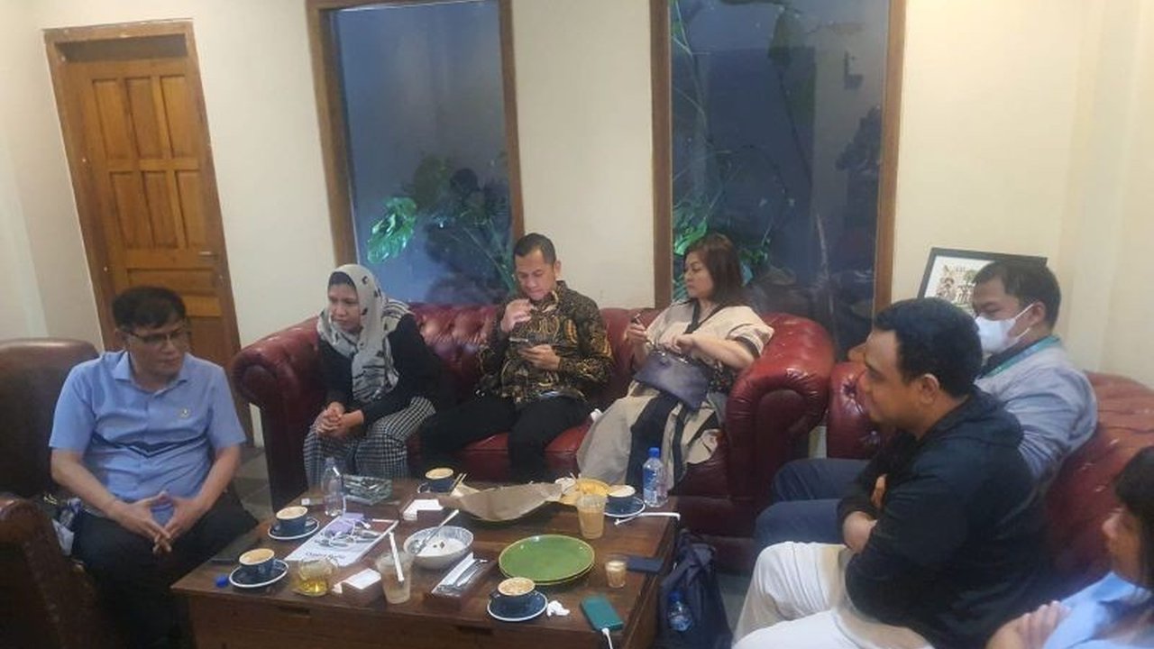 Pemerintah Prabowo-Gibran melakukan efisiensi anggaran dengan memangkas belanja tak esensial seperti ATK dan perjalanan dinas untuk mendanai program prioritas seperti Makan Bergizi Gratis (MBG).