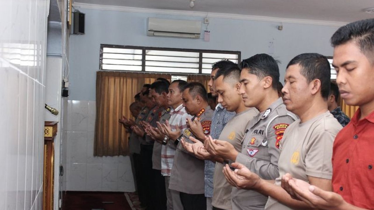 Polresta Mataram menggelar salat gaib untuk tiga personel Polri yang gugur saat bertugas menggerebek judi sabung ayam di Lampung; peristiwa ini menjadi duka mendalam bagi institusi Polri.