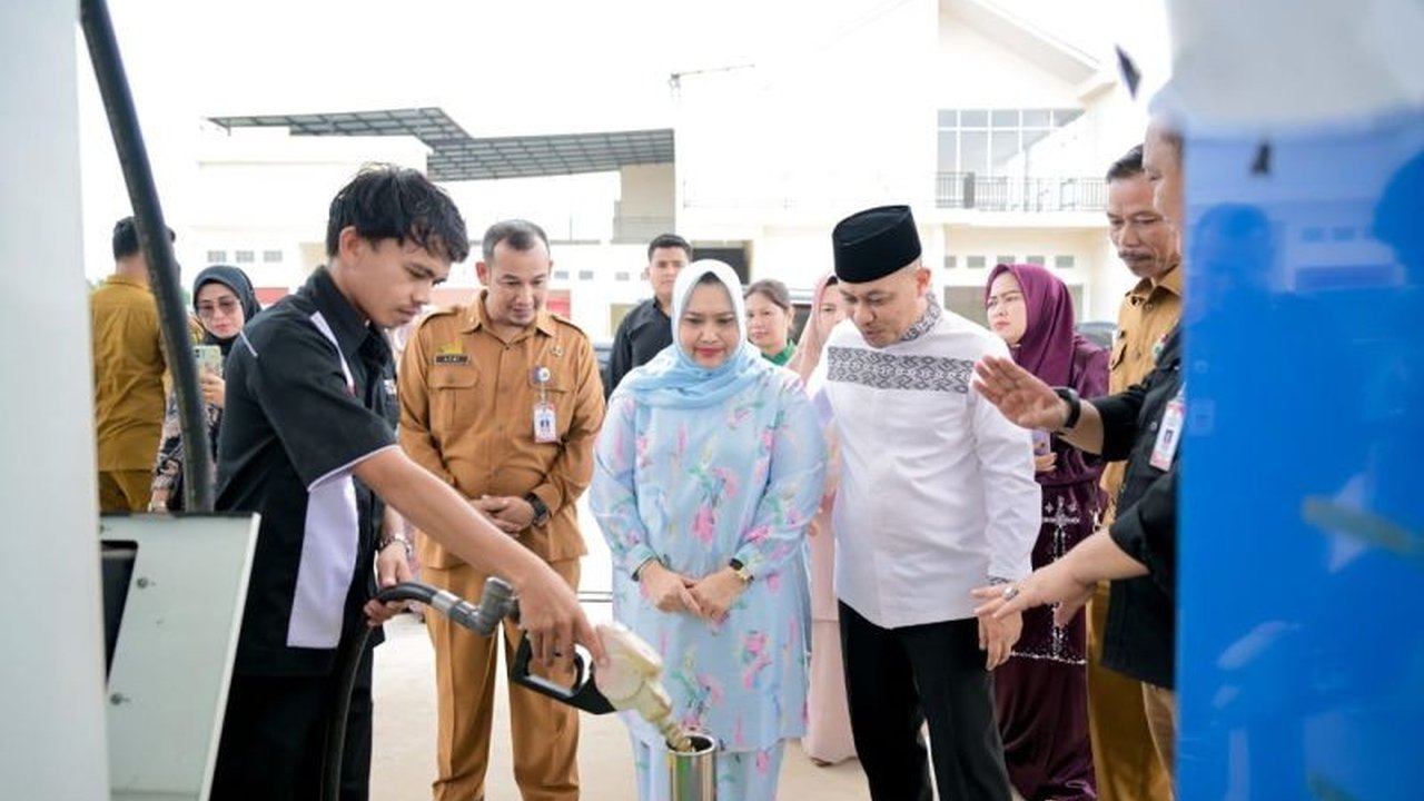 Bupati Bengkalis, Kasmarni, melakukan sidak dan memastikan takaran BBM di SPBU Pertamina sesuai standar, memberikan rasa aman bagi konsumen menjelang Idul Fitri.