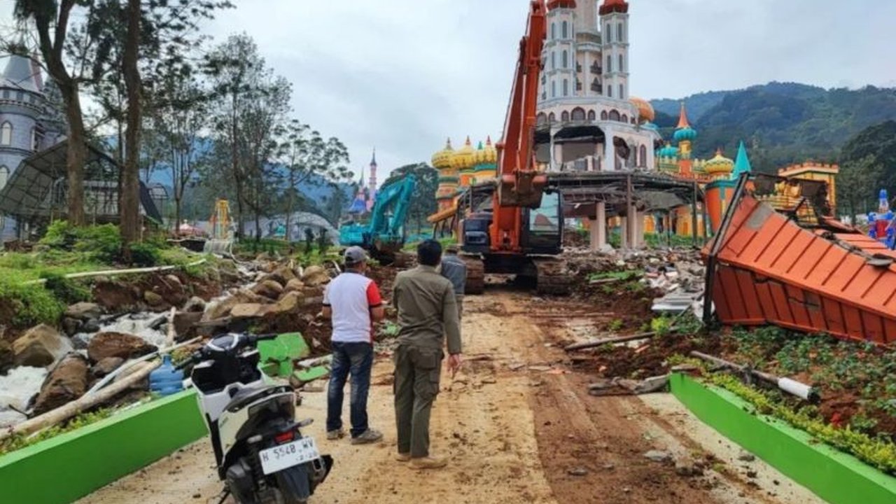 Pembongkaran 49 wahana di Hybisc Fantasy Puncak, Bogor, terus berlanjut setelah dinilai melanggar aturan dan berdampak buruk pada lingkungan; proses pembongkaran ditargetkan selesai segera.