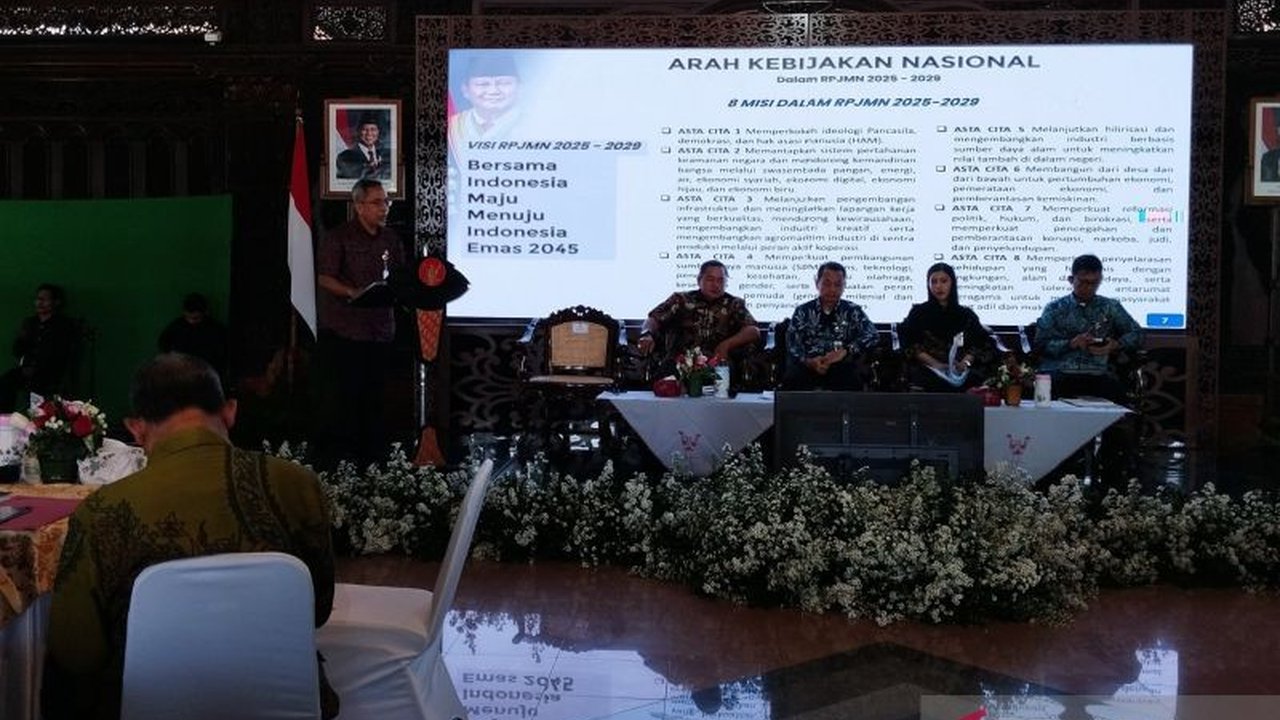 Kabupaten Kudus memberikan kontribusi signifikan terhadap pertumbuhan ekonomi Jawa Tengah sebesar 7,08 persen, tertinggi di Pulau Jawa, meskipun pertumbuhan ekonomi Kudus sendiri terendah di antara kabupaten tetangganya.