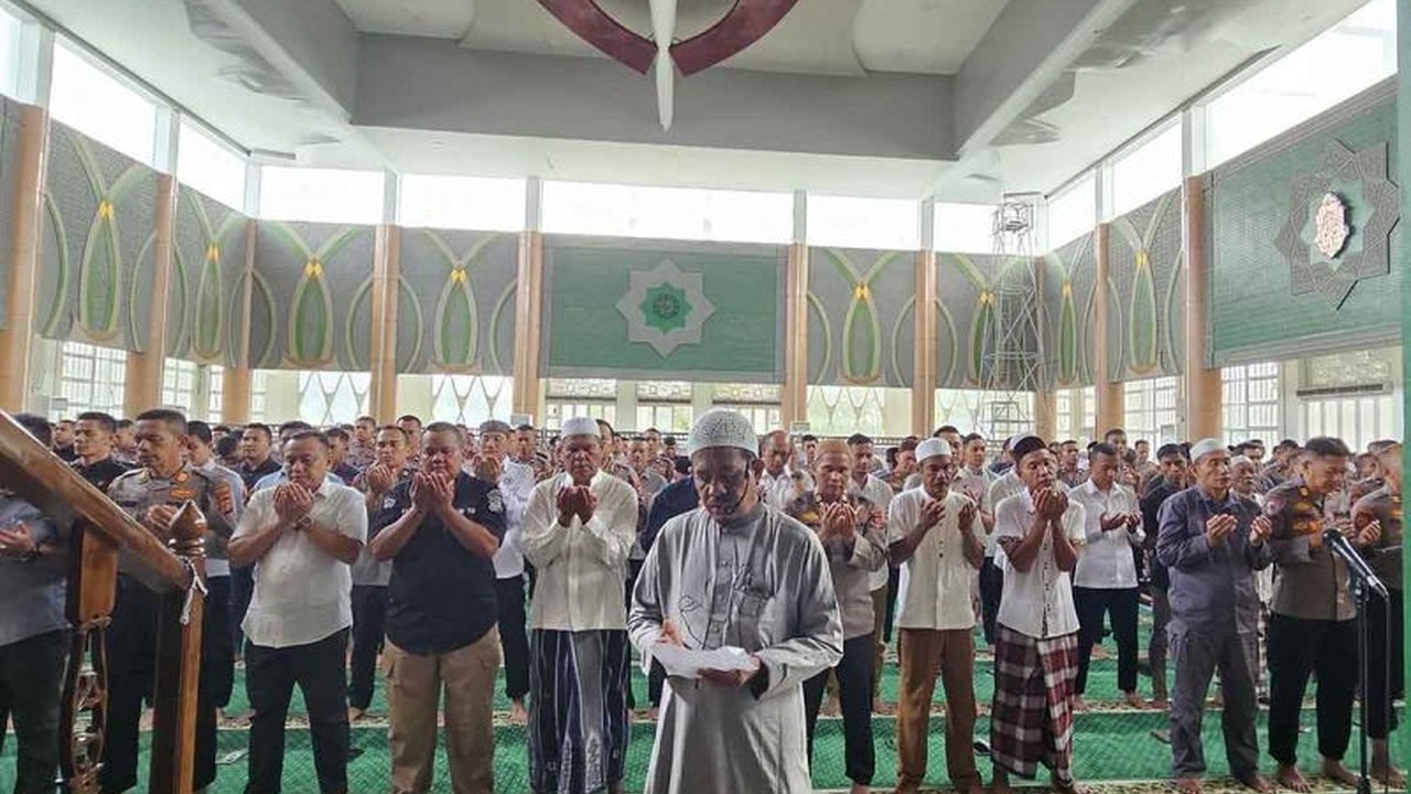 Polda Aceh menggelar salat gaib dan doa bersama untuk menghormati tiga personel Polri yang gugur saat bertugas di Way Kanan, Lampung, sebagai bentuk penghormatan dan solidaritas.