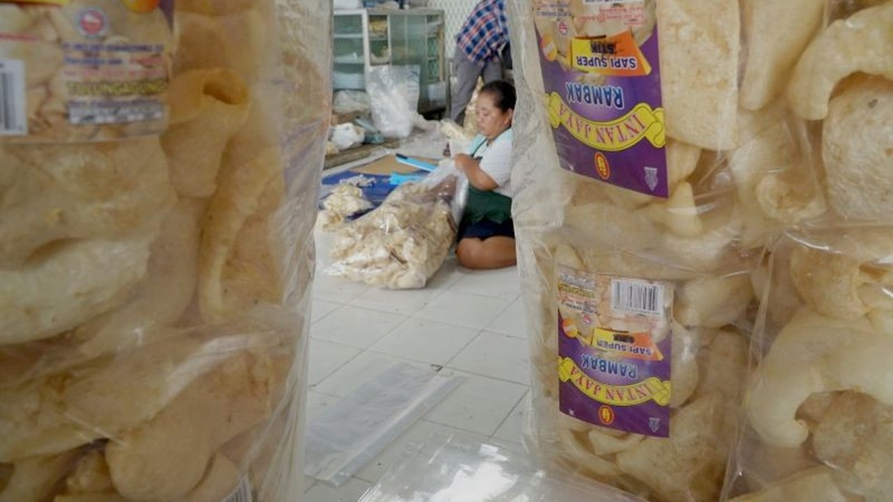 Jelang Lebaran 2025, produksi kerupuk rambak di Tulungagung meningkat hingga 200 persen, memenuhi permintaan lokal dan luar daerah dengan harga tetap.