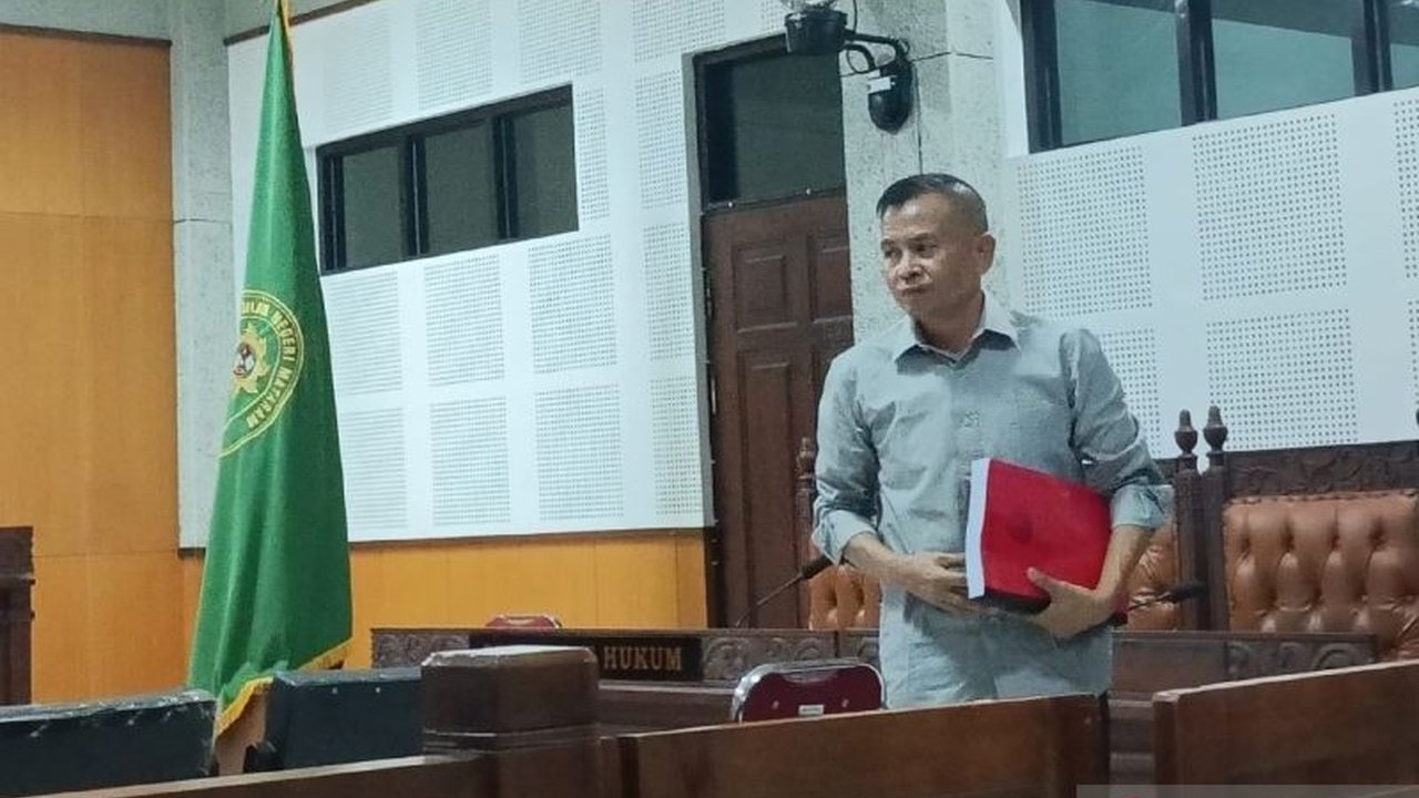 Mahkamah Agung (MA) mengurangi hukuman mantan Kepala Unit Penyelenggara Pelabuhan Kelas III Kayangan, Sentot Ismudiyanto Kuncoro, terkait kasus korupsi tambang pasir besi menjadi 10 tahun penjara.