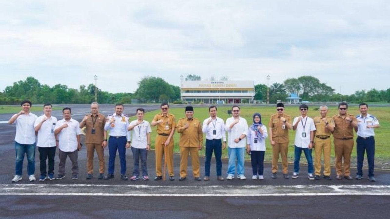 Pemkot Dumai berencana mengoperasikan kembali Bandara Pinang Kampai pada Mei 2025 mendatang dengan maskapai Pelita Air, setelah sempat berhenti beroperasi sejak pandemi COVID-19.