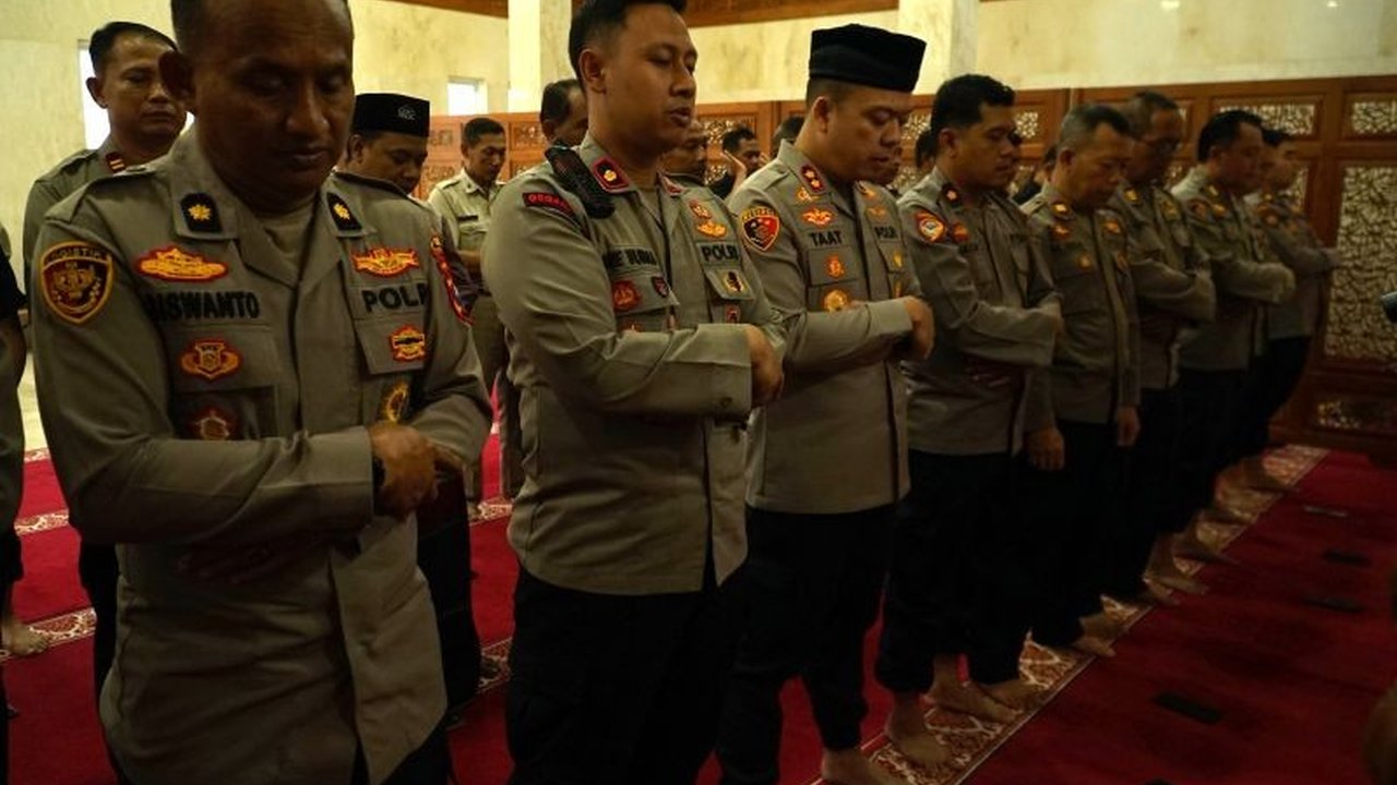 Polres Tulungagung menggelar salat gaib untuk mendoakan tiga anggota Polda Lampung yang gugur saat operasi penggerebekan judi sabung ayam di Way Kanan.