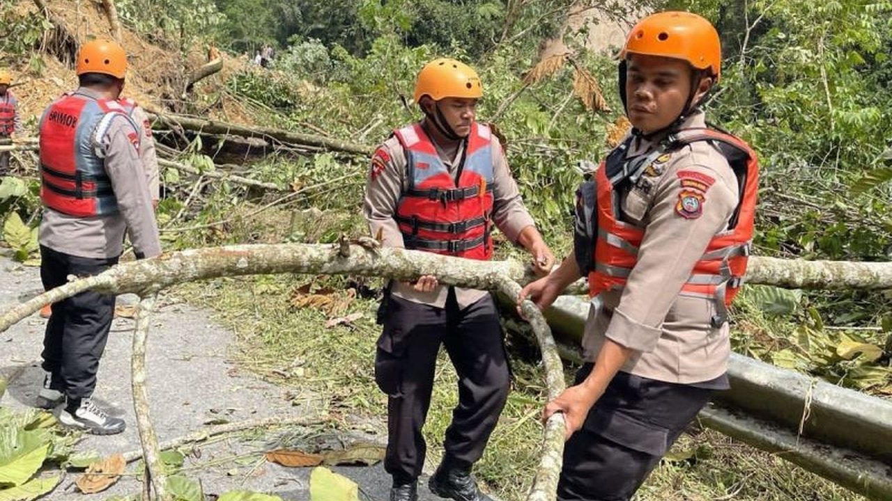 Puluhan Personel Brimob Polda Sumut Bersihkan Longsor Pasca Gempa Taput