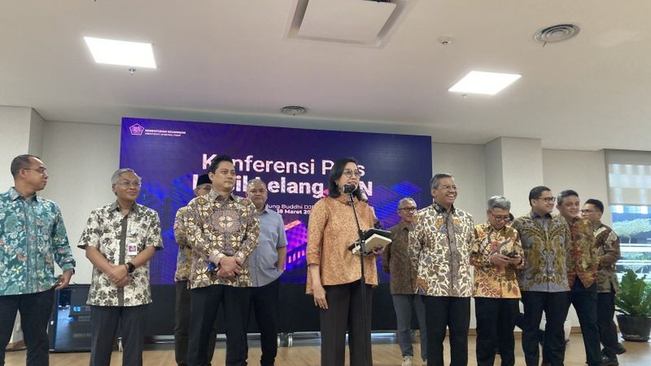 Menteri Keuangan Sri Mulyani laporkan kinerja Surat Utang Negara (SUN) sangat positif, mencapai Rp28 triliun, melampaui target dan menunjukkan kepercayaan investor domestik dan asing yang tinggi terhadap perekonomian Indonesia.