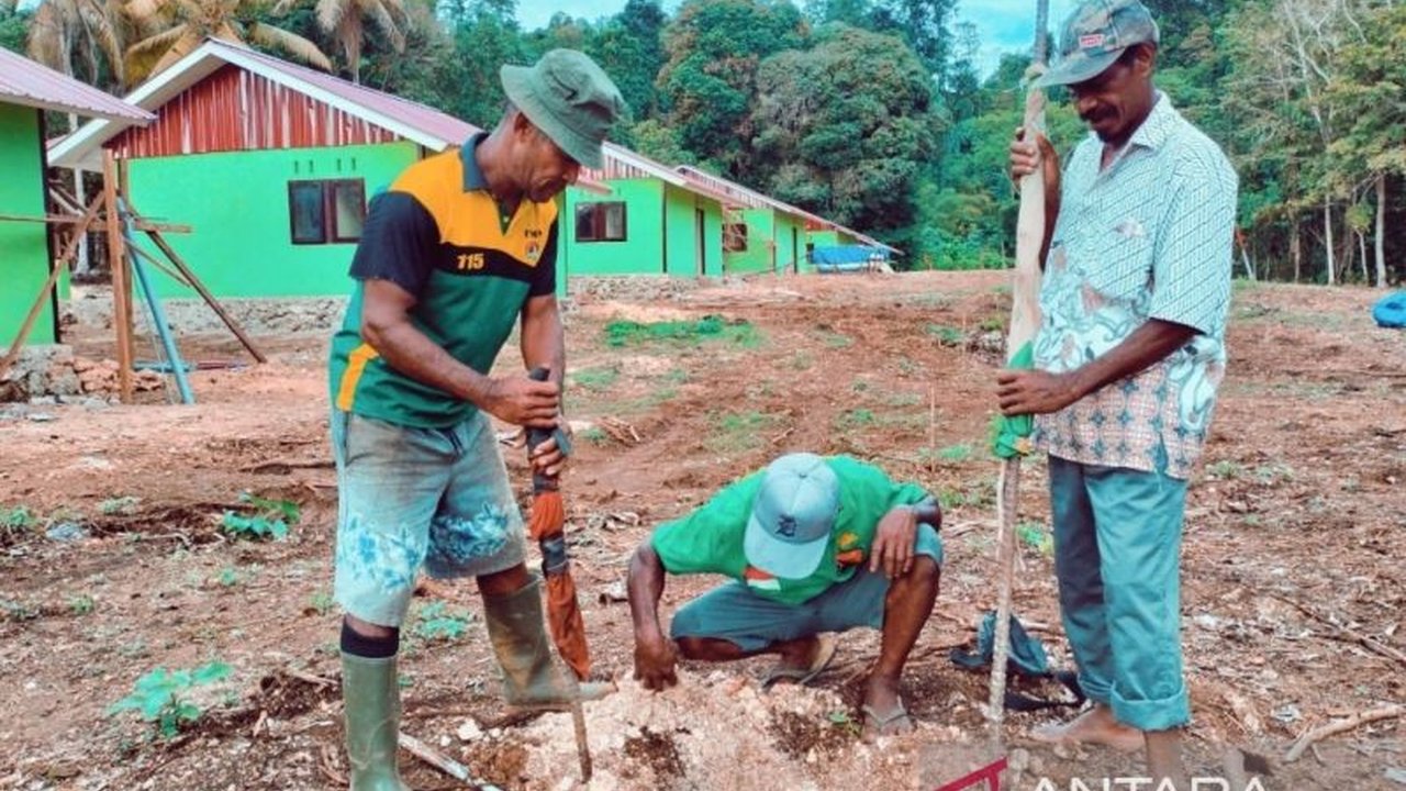 Prajurit Satgas TMMD ke-123 Kodim 1708/BN bersama warga Kbusdori, Biak Numfor, Papua, bergotong royong melakukan penghijauan lingkungan untuk menjaga keseimbangan alam dan mencegah bencana.