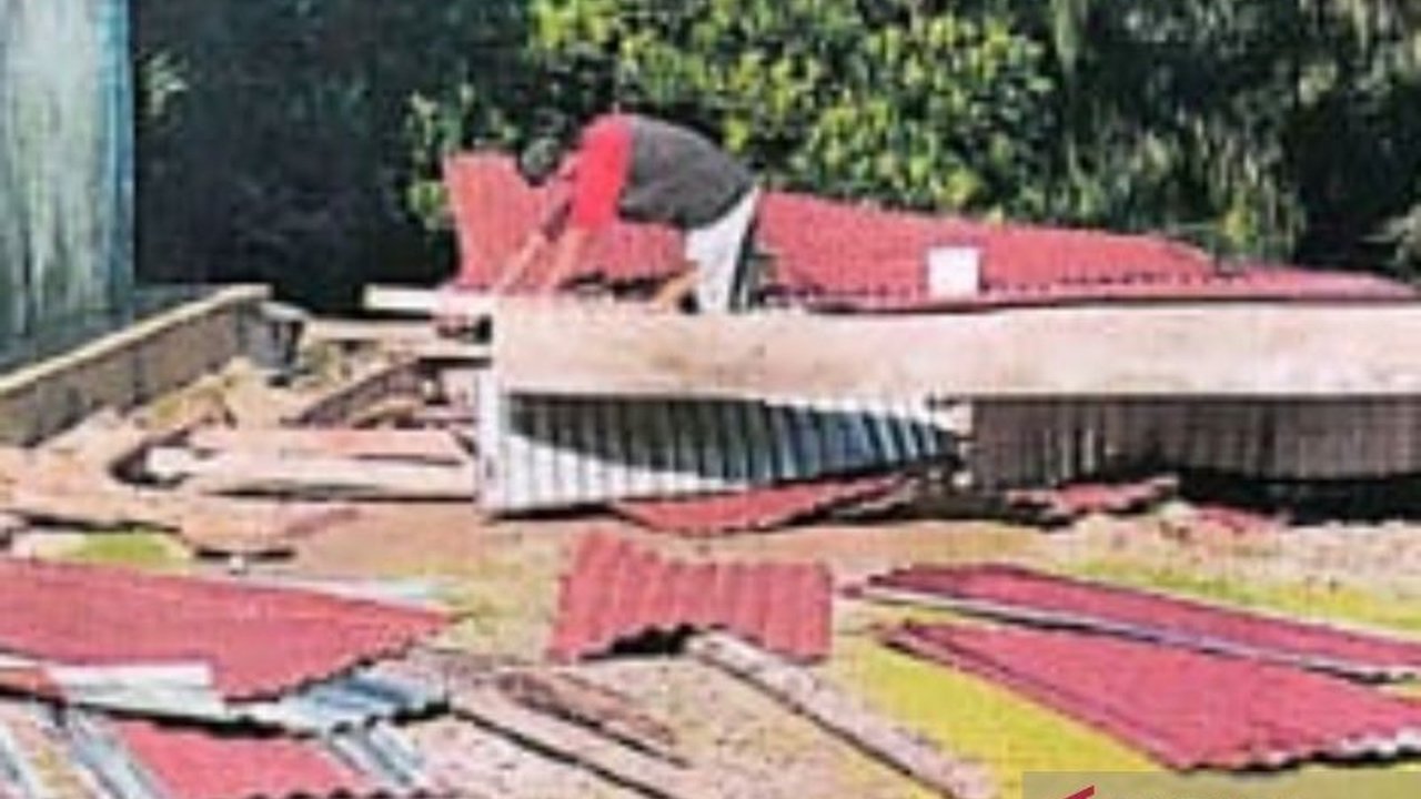 Hujan deras disertai angin kencang di Desa Air Rami, Mukomuko, Bengkulu mengakibatkan kerusakan pada tiga rumah warga dan dua orang luka-luka.