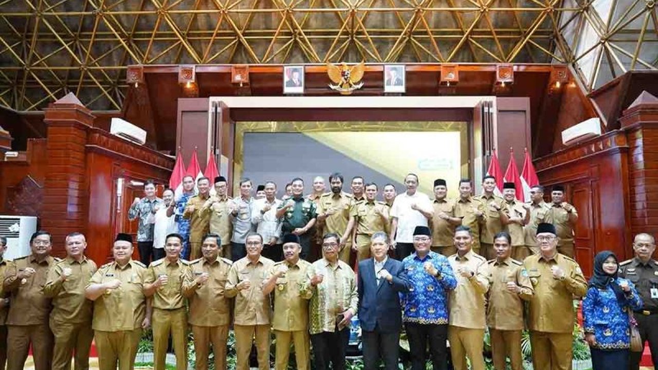 Pemkab Aceh Selatan berkomitmen penuh mendukung Instruksi Gubernur Aceh terkait shalat berjamaah dan pengajian di sekolah, guna memperkuat pelaksanaan syariat Islam di Aceh Selatan.
