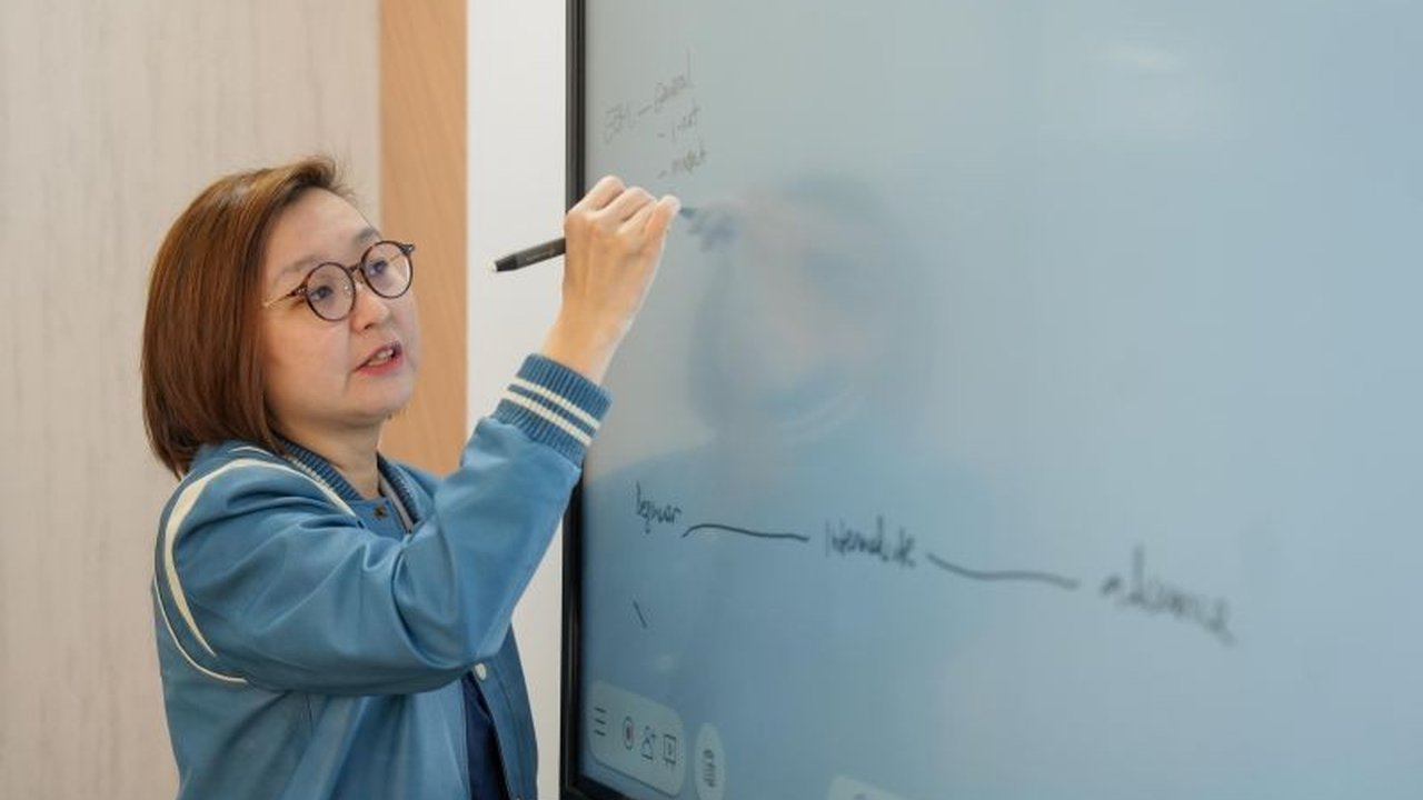 Wakil Menteri Ekonomi Kreatif mendorong pemanfaatan game edukasi Nyala Games untuk meningkatkan kualitas pembelajaran siswa di Indonesia, dengan target 300 ribu siswa.