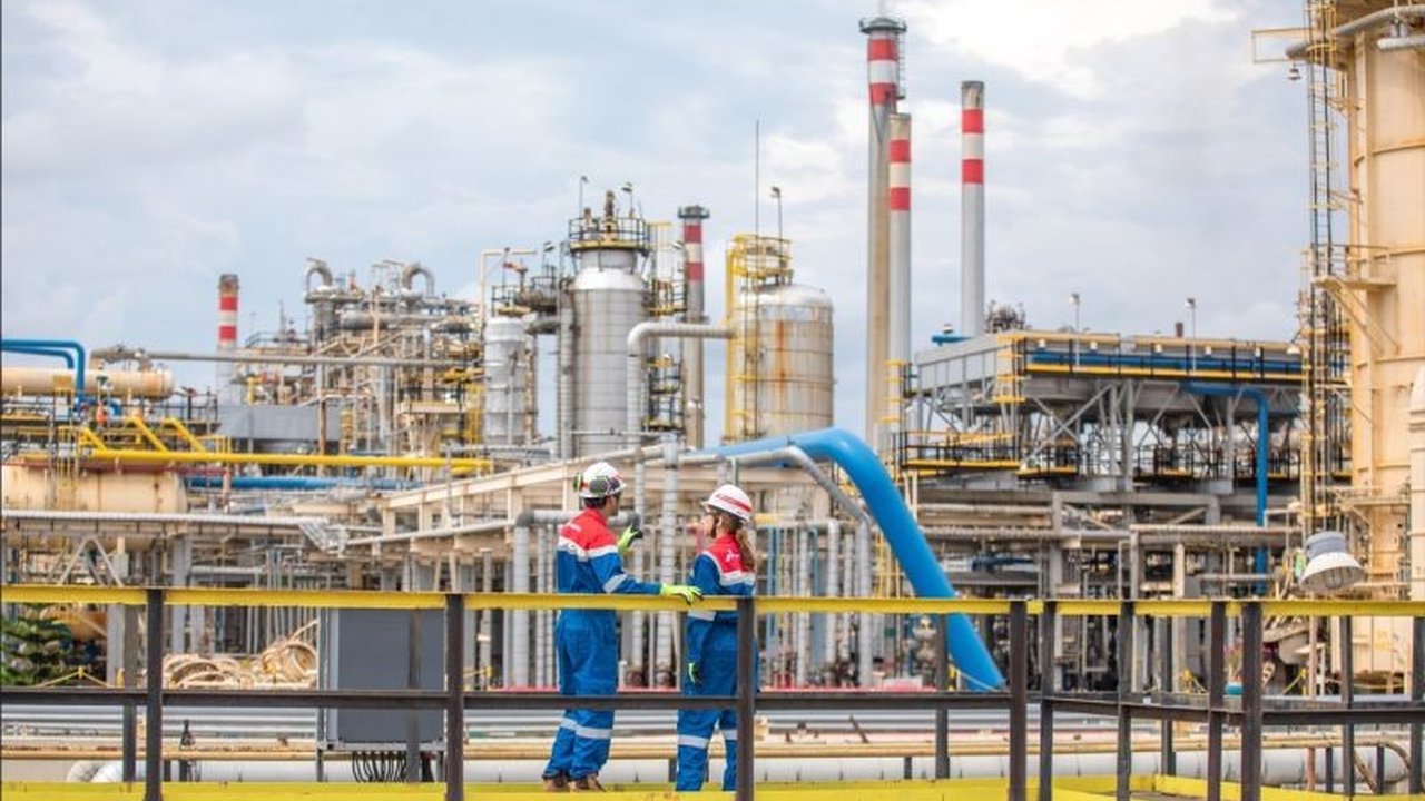 PT Kilang Pertamina International (KPI) memulai uji coba produksi bioavtur dari minyak jelantah di Kilang Cilacap, menargetkan produksi 9.000 barel per hari untuk memenuhi kebutuhan penerbangan internasional.