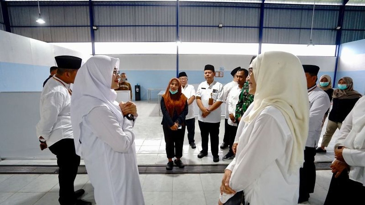 Bupati Banyuwangi, Ipuk Fiestiandani, meninjau langsung dapur umum program Makanan Bergizi Gratis (MBG) dan memastikan seluruh prosesnya sesuai SOP, demi kesehatan siswa.