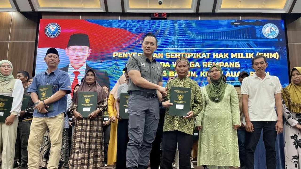 Menko AHY menyerahkan 68 sertifikat hak milik tanah kepada warga Rempang yang telah direlokasi, sebagai bagian dari PSN untuk pembangunan berkelanjutan di Batam.