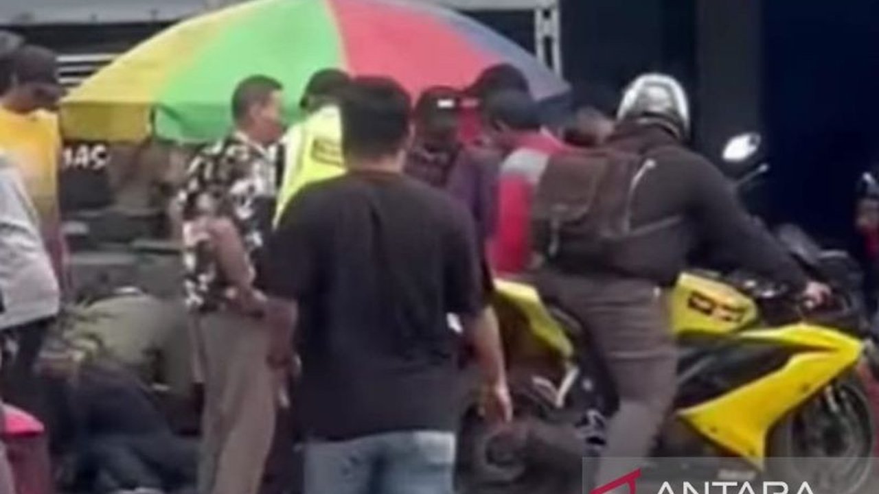 Pencuri sepeda motor di Cianjur, Jawa Barat, berhasil ditangkap warga dan polisi setelah aksinya digagalkan, pelaku bahkan membawa senjata api.