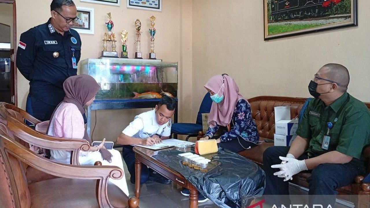 BNNK Banyumas melakukan tes urine mendadak kepada awak transportasi umum dan kereta api untuk mencegah penyalahgunaan narkoba selama Angkutan Lebaran 2025.