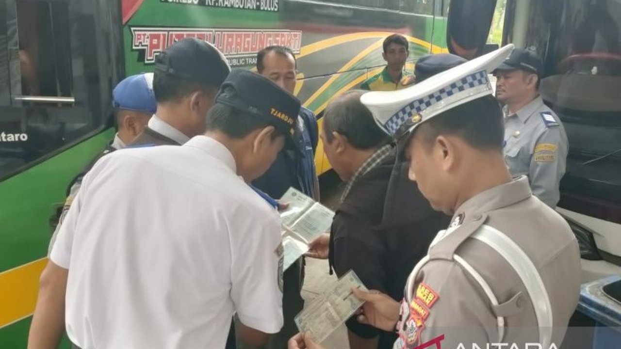 Jelang Lebaran 2025, Polres Kuningan bersama Dishub periksa kelayakan 21 bus di Terminal Kuningan, memastikan keselamatan pemudik dengan mengecek kondisi kendaraan dan kesehatan sopir.