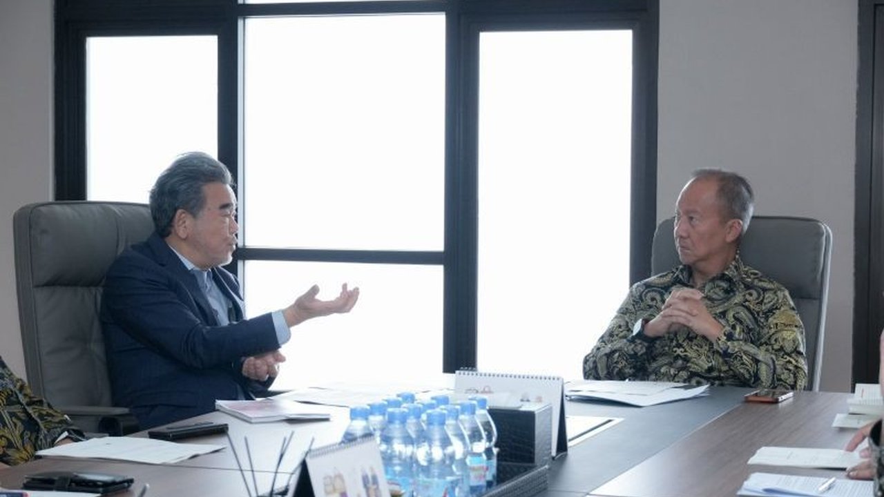 Kemenperin dan Hiroshima University teken kerja sama untuk meningkatkan kualitas SDM industri Indonesia melalui peningkatan akses pendidikan bagi mahasiswa Indonesia, ditandai dengan pertemuan antara Menperin Agus Gumiwang dan Presiden Hiroshima Universit