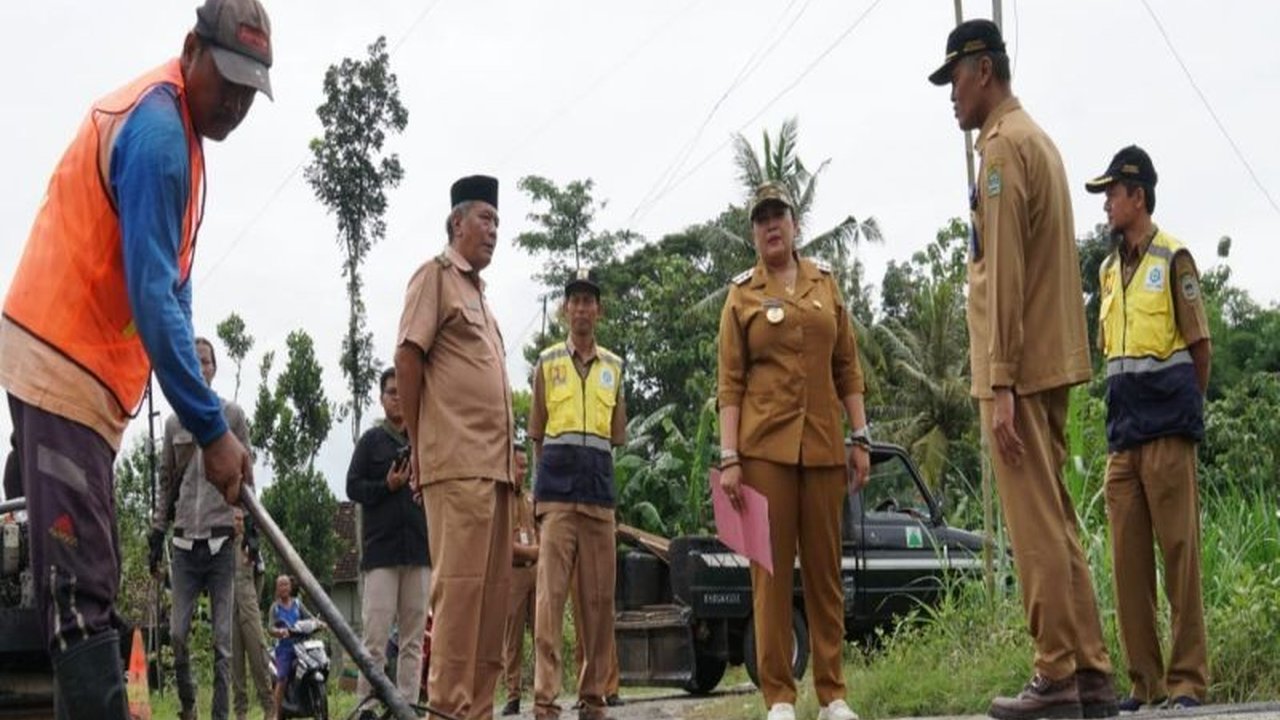 Bupati Gunungkidul meninjau perbaikan Jalan Karangtengah-Gua Pindul untuk menjamin kelancaran akses bagi warga dan wisatawan, terutama selama libur Lebaran 2025.