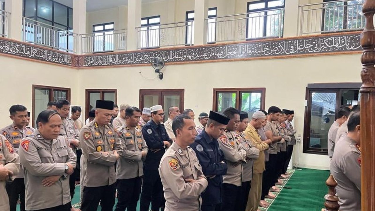 Polda Maluku Utara melaksanakan salat ghaib dan doa bersama untuk tiga personel Polri yang gugur saat menggerebek lokasi judi sabung ayam di Way Kanan, Lampung.
