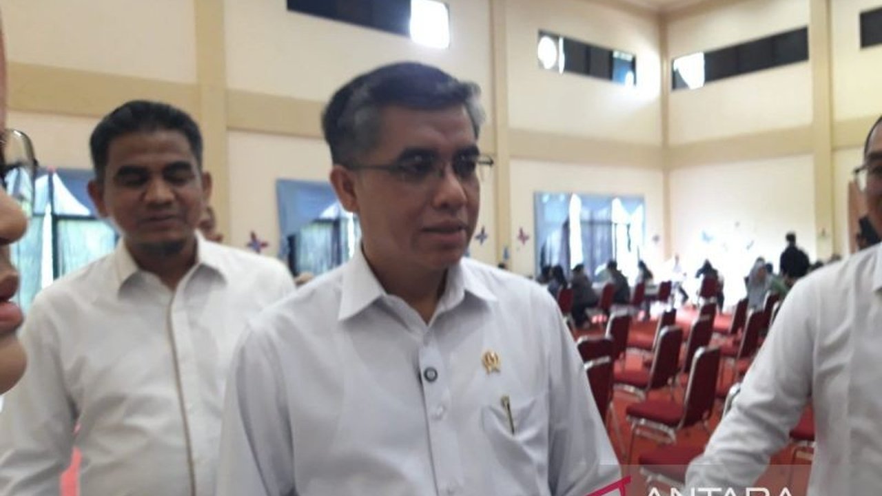 Menaker Yassierli meninjau langsung proses pencairan Jaminan Kehilangan Pekerjaan (JKP) bagi pekerja Sritex Grup di Boyolali, memastikan hak pekerja terpenuhi dan pencairan JHT rampung sebelum Lebaran.